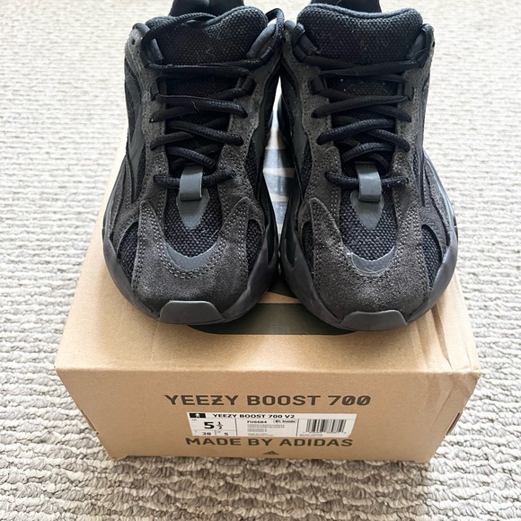 Size 5.5 - adidas Yeezy Boost 700 V2 Vanta - Picture 6 of 6